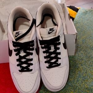 Nike Men's Black and White Retro Sneakers